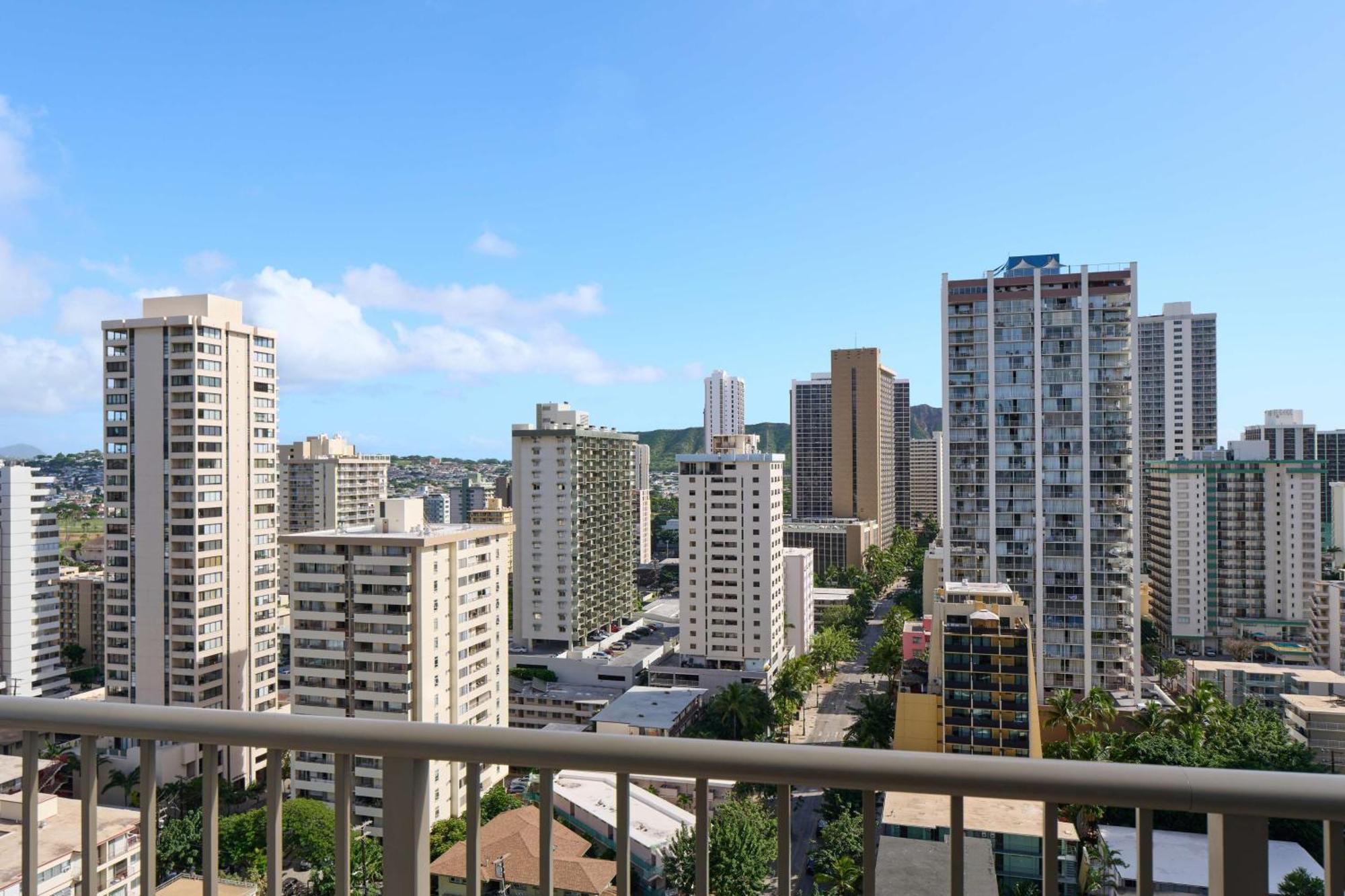 Outrigger Waikiki Paradise Hotel Honolulu Exterior photo