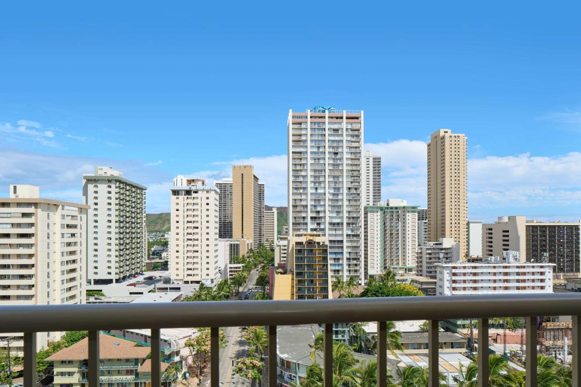 Outrigger Waikiki Paradise Hotel Honolulu Exterior photo